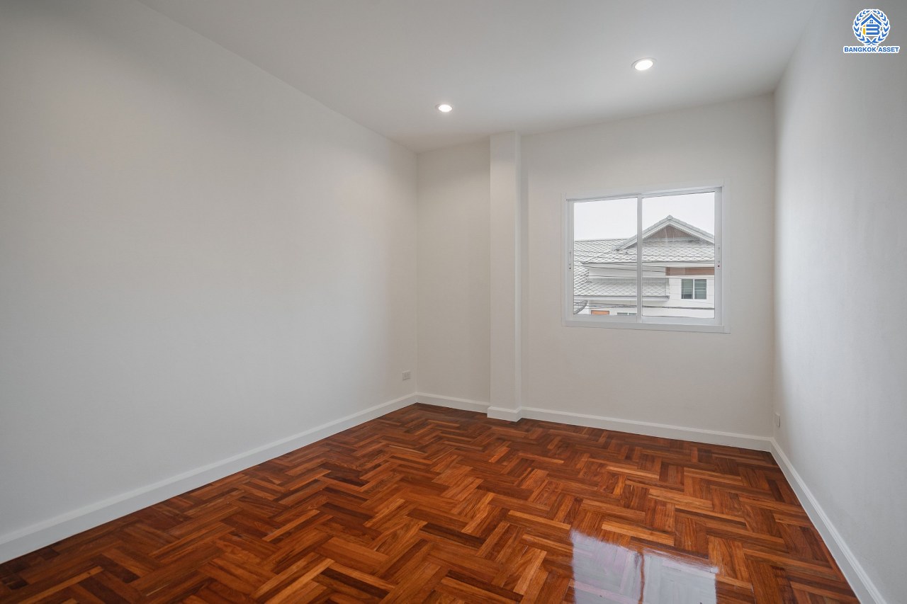 บ้านมือสองตกแต่งใหม่ โครงการ มณีรินทร์พาร์ค รัตนาธิเบศร์-ท่าอิฐ หลังมุม แบรนด์ Property Perfect เนื้อที่ 74.10 ตร.ว. ฟังก์ชัน 3 ห้องนอน 3 ห้องน้ำ 1 ห้องอเนกประสงค์ จอดรถได้ 2 คัน บนทำเลศักยภาพ เชื่อมต่อทั้ง ถนนรัตนาธิเบศร์ และถนนราชพฤกษ์ ใจกลาง 2 เซ็นทรัลฯ ใกล้ทางด่วน "งามวงศ์วาน" และรถไฟฟ้า "สถานีบางรักน้อยท่าอิฐ"